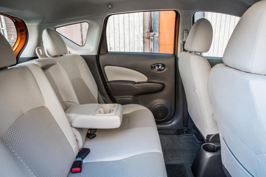 Интерьер Nissan Versa Note (E12) 2016 года  (фото 7 из 19)